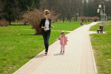genç anne ve kızı bahar Park'ta çalışan