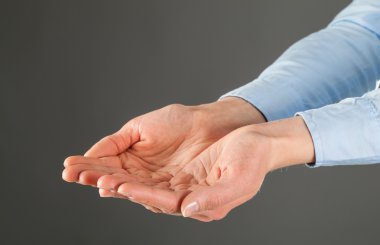 Kadının elleri uzanmış