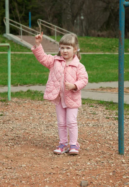 Bébé qui marche dans le parc — Photo