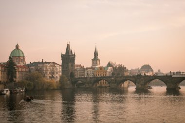 Prag Charles Köprüsü üzerinde göster