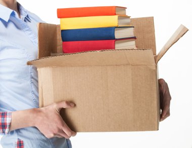 büyük bir kutu kitap yığını ile holding öğrenci