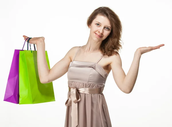 Chica atractiva sosteniendo bolsas de papel de compras multicolores —  Fotos de Stock