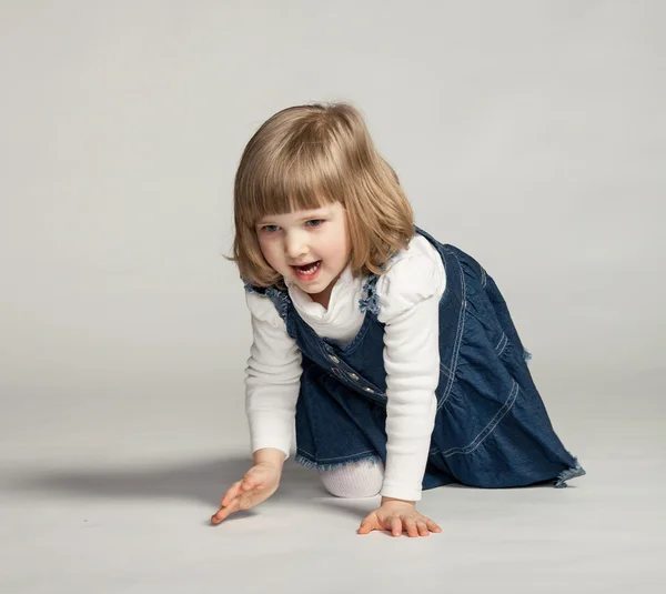 Radostná holčička sedí na podlaze — Stock fotografie