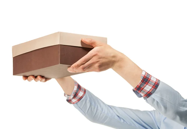 As mãos da mulher estendem uma caixa de papelão — Fotografia de Stock
