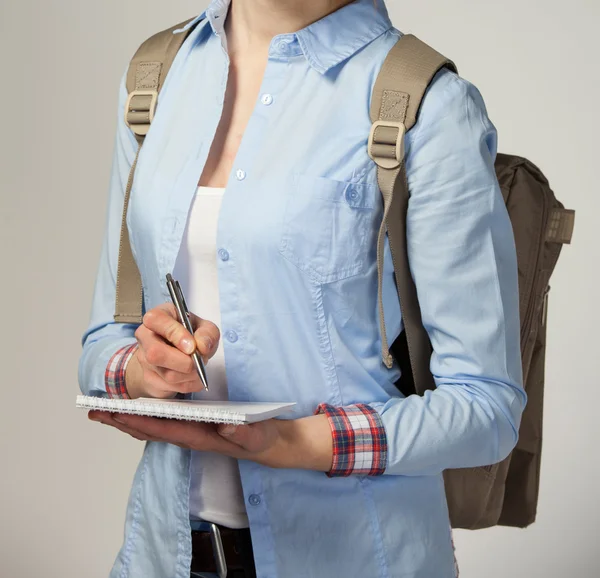 Estudiante escribiendo algo en una lechería — Foto de Stock