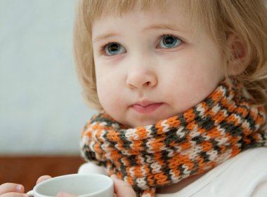 bir bardak çay ile kız bebek