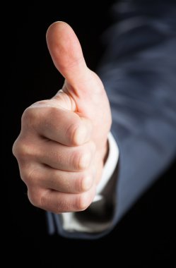 İşadamı başparmaklarını gösteriyor