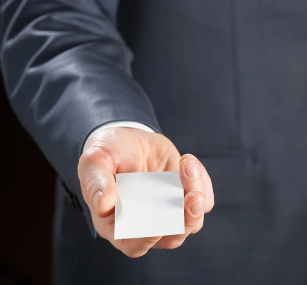 La mano del hombre extiende la insignia en blanco —  Fotos de Stock