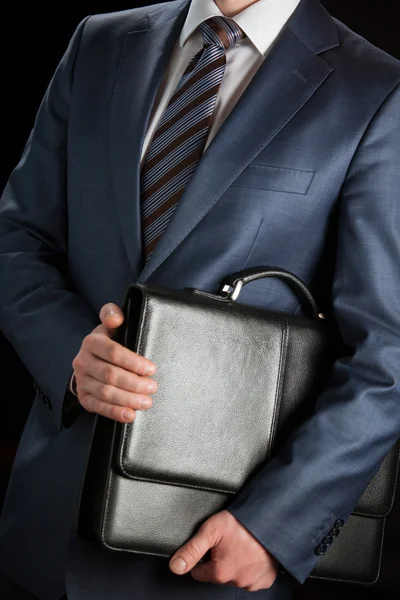 Бизнесмен сжимает портфель — стоковое фото