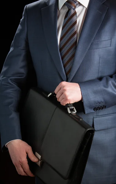 Hombre de negocios sujetando maletín — Foto de Stock