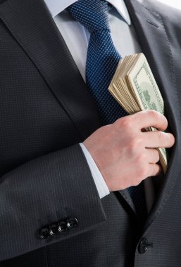 İşadamı cebine para koyuyor.