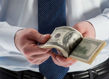 Adam'ın sayım Doları banknot eller