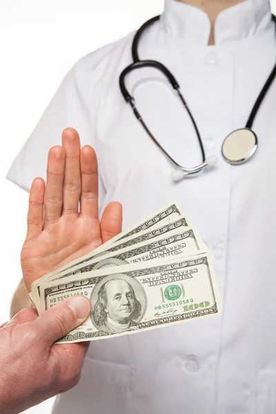 Arzt weigert sich entschieden, Geld vom Patienten zu nehmen — Stockfoto