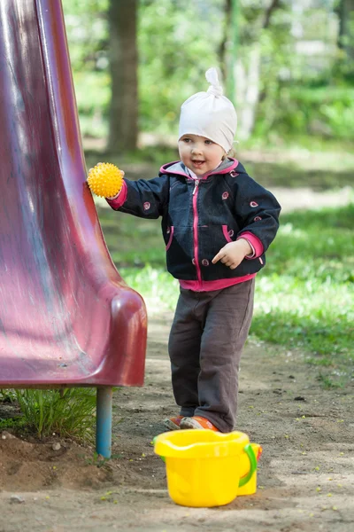 Niña jugando en un parque infantil — Foto de Stock