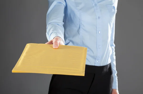 Zakenvrouw bereiken brief in een envelop — Stockfoto