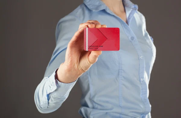 Woman showing business card — Stock Photo, Image