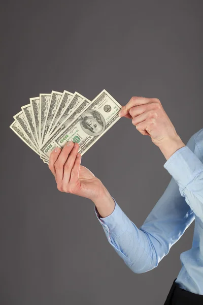 Menschenhände halten Fan von Dollars — Stockfoto