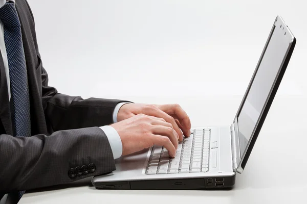 Zakenman met laptop — Stockfoto