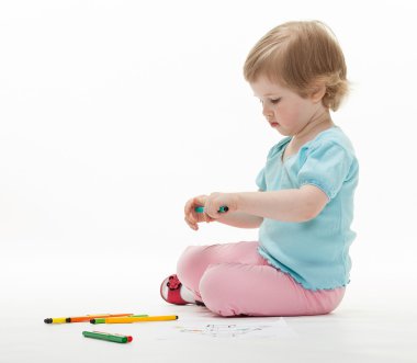 renkli keçeli kalem tutan çocuk