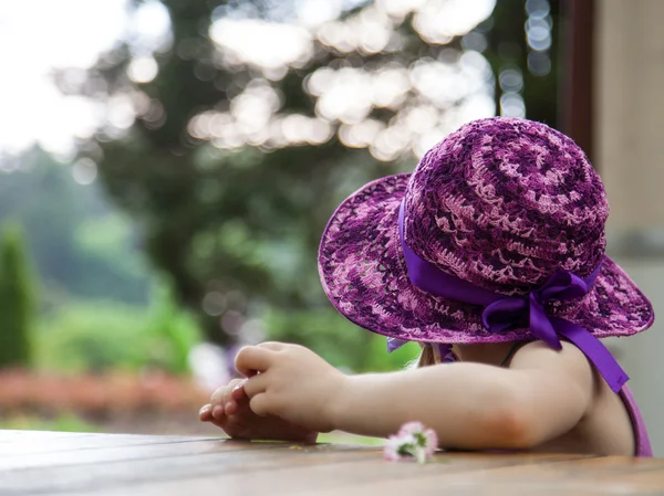 Lilla flicka i hatt — Stockfoto