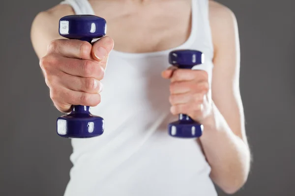 Kadın dumbbells ile yapıyor — Stok fotoğraf