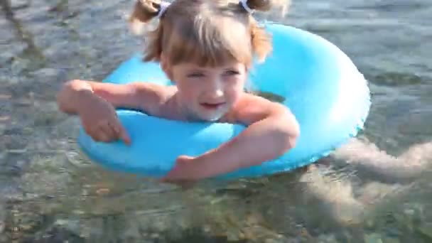 Söt liten tjej simning — Stockvideo