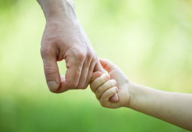 erkek ve çocuk üzerinde açık yeşil renkli bir arada tutan eller