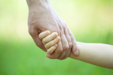 Çocuk holding babanın el