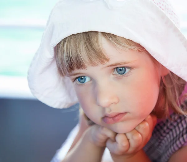 Retrato de menina bonita — Fotografia de Stock