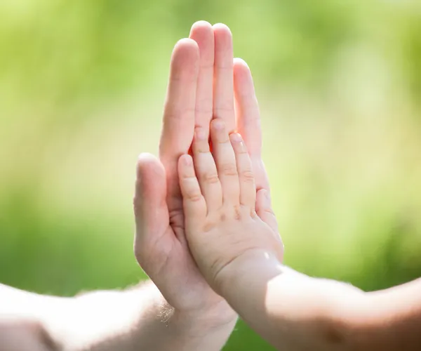 Hoog vijf gebaar van verzamelen en kind — Stockfoto