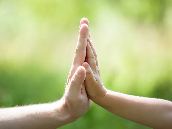 Hoog vijf gebaar van verzamelen en kind — Stockfoto