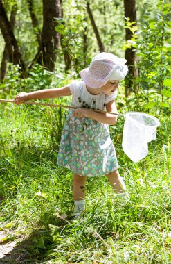 Balık ağı ile genç kız