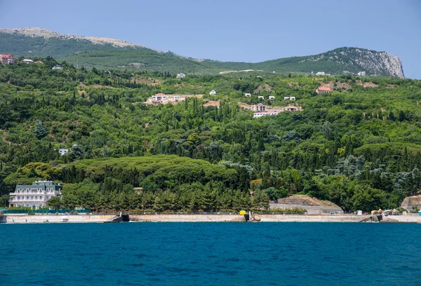 Літній краєвид на Чорне море і гори в Криму — стокове фото
