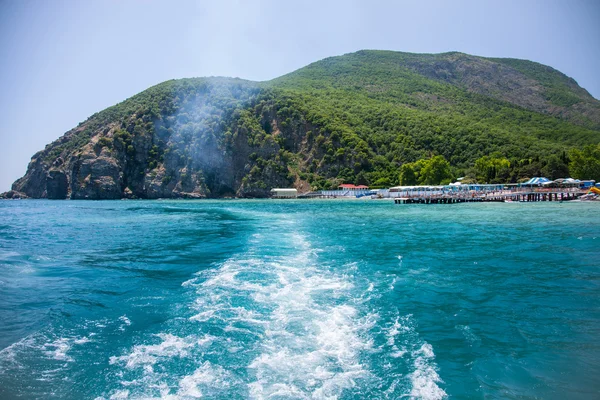 Дивовижний краєвид на Чорне море і гори в Криму, Україна — стокове фото