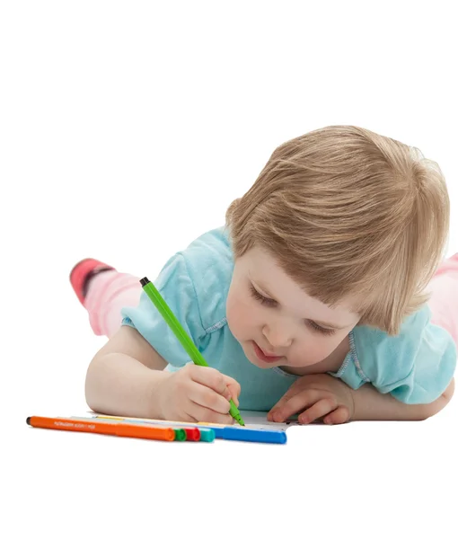 Niño dibujando un cuadro con rotuladores coloridos — Foto de Stock