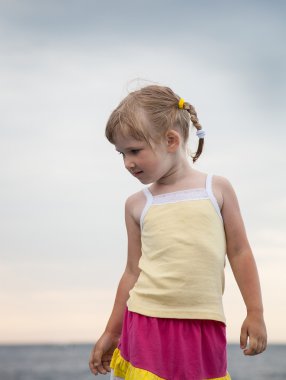 küçük kız sahilde oynarken