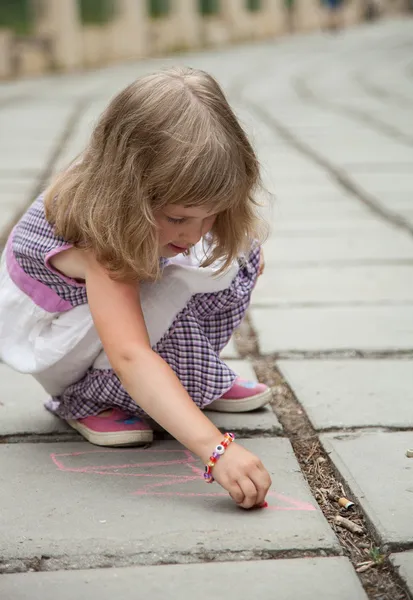 Little girl drawing on concrete pavement — Stock Photo, Image