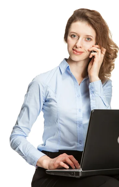 Giovane donna d'affari con un computer portatile, isolato su bianco — Foto Stock