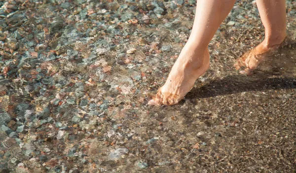 Pernas de mulher andando perto da praia — Fotografia de Stock