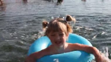 sevimli küçük kız Yüzme