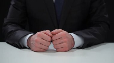 cebinden bir dolarlık banknot alarak iş adamı