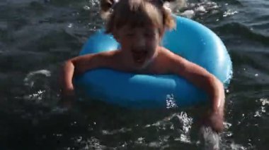 sevimli küçük kız Yüzme