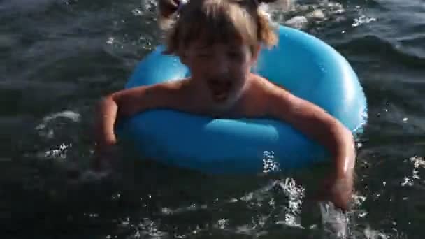 Hezká holčička plavání — Stock video