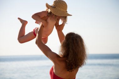 mutlu bir aile bir plajda