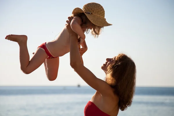 Mutlu bir aile bir plajda — Stok fotoğraf