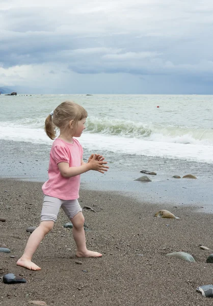 小さな女の子が海辺で遊んで — ストック写真