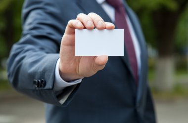 İş adamı boş kartvizit gösteriyor