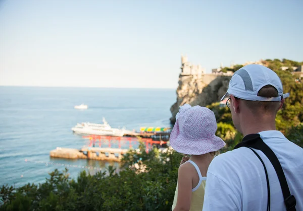 Joven padre y su hijita mirando al mar —  Fotos de Stock