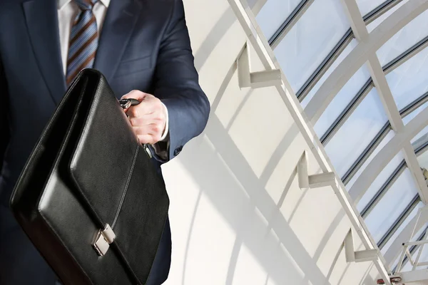 Businessman walking with a briefcase — Stock Photo, Image