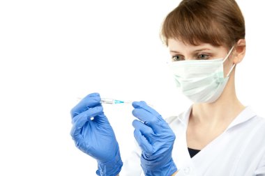 Hemşire enjeksiyon için şırınga hazırlıyor